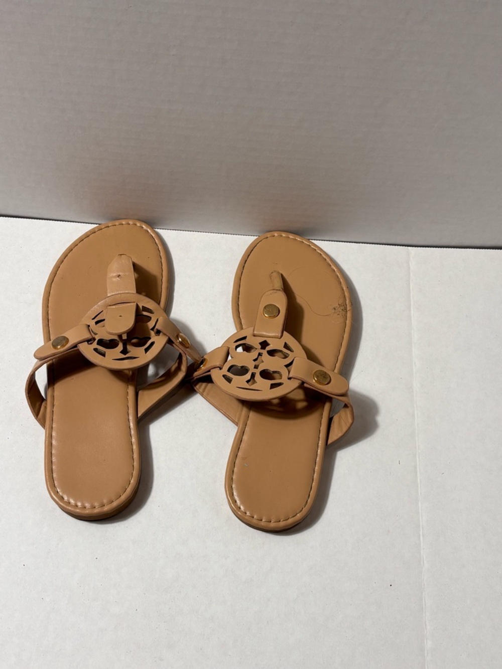 Women’s Tan Leatherette Circle-Emblem Thong Sandals